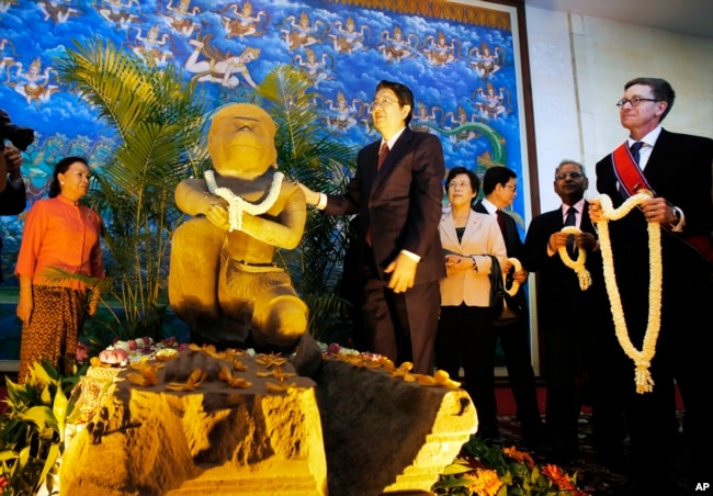 ឧបនាយករដ្ឋមន្រ្តីសុខ អានឈរនៅក្បែរថ្មរភក់មានអាយុជាង១០សតវត្សរ៍របស់កម្ពុជា។