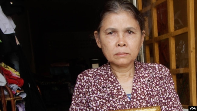 ម្តាយ​របស់​លោក គឹម សុខ ​អ្នកស្រី ជូ សាមិ អាយុ៥៥​ឆ្នាំ រស់នៅ​ក្នុងទីក្រុងភ្នំពេញ ជាមួយកូន​របស់​អ្នកស្រី។ អ្នកស្រីបានថ្លែង​ប្រាប់ ​VOA ថា​អ្នក​ស្រី​មិន​បានដឹងថា​កូនប្រុស​ធ្វើ​ជា​អ្នកវិភាគនោះទេ មុន​ពេល​លោក​ត្រូវបាន​ប្តឹងដោយ​លោកនាយករដ្ឋមន្រ្តី ហ៊ុន សែន។(ស៊ុន ណារិន/VOA)