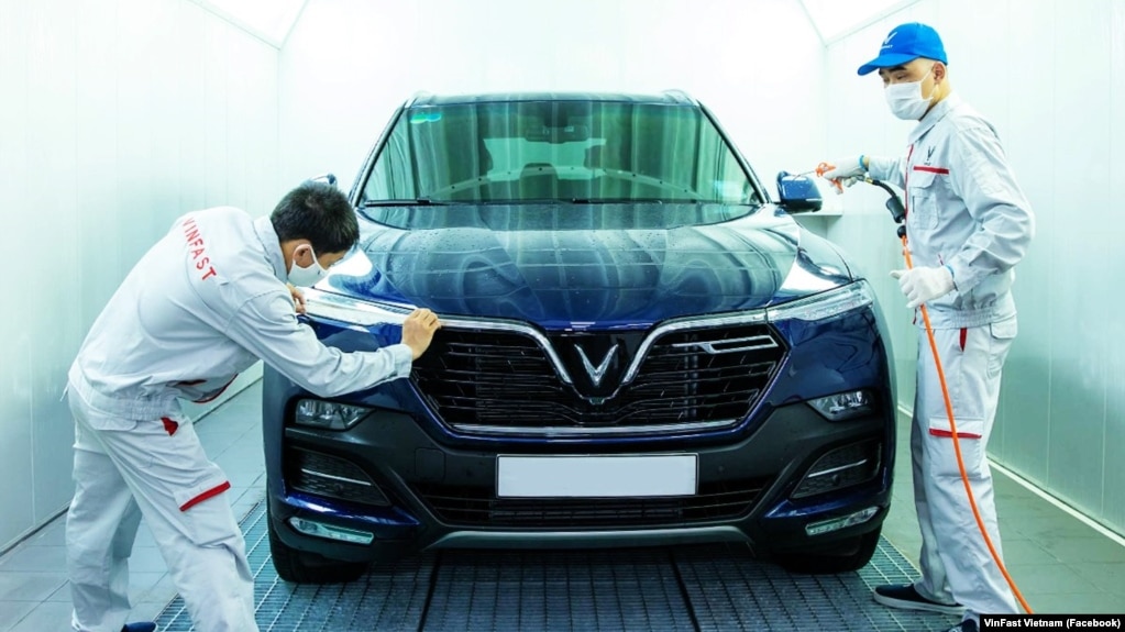 Các công nhân tại một xưởng lắp ráp của VinFast ở Việt Nam. Hãng sản xuất ô tô nội địa đầu tiên của Việt Nam cho biết đã mở chi nhánh tại Bắc Mỹ và châu Âu hôm 12/7.