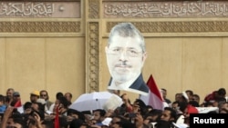 Magoya bayan shuga Morsi suke zanga zanga da kirari yayinda suke maci.