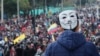 Un hombre usando una máscara de Guy Fawkes en la nuca se une a protestas contra el gobierno del presidente Lenín Moreno en Quito, Ecuador, el martes 8 de octubre de 2019. (AP Foto/Fernando Vergara).