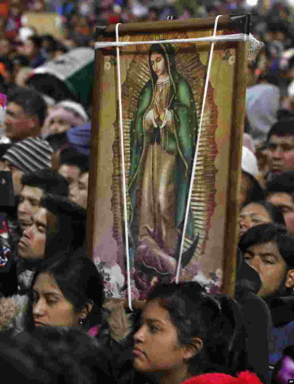 Millones salen a las calles de la Ciudad de México cargando la imagen de la Virgen de Guadalupe, a quienes le atribuyen una serie de milagros.
