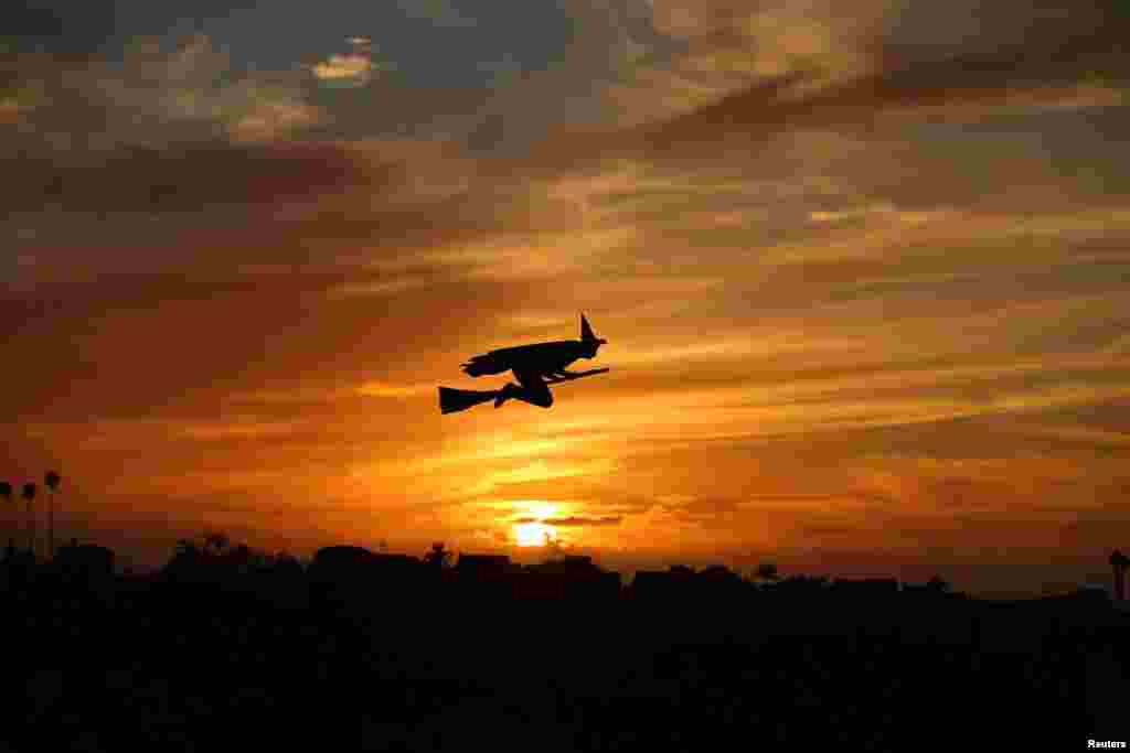 할로윈이었던 지난 31일(현지시간) 해질무렵 미국 캘리포니아주 엔시니타스 상공에 마녀 형태의 무선 조종 장난감이 날고있다.