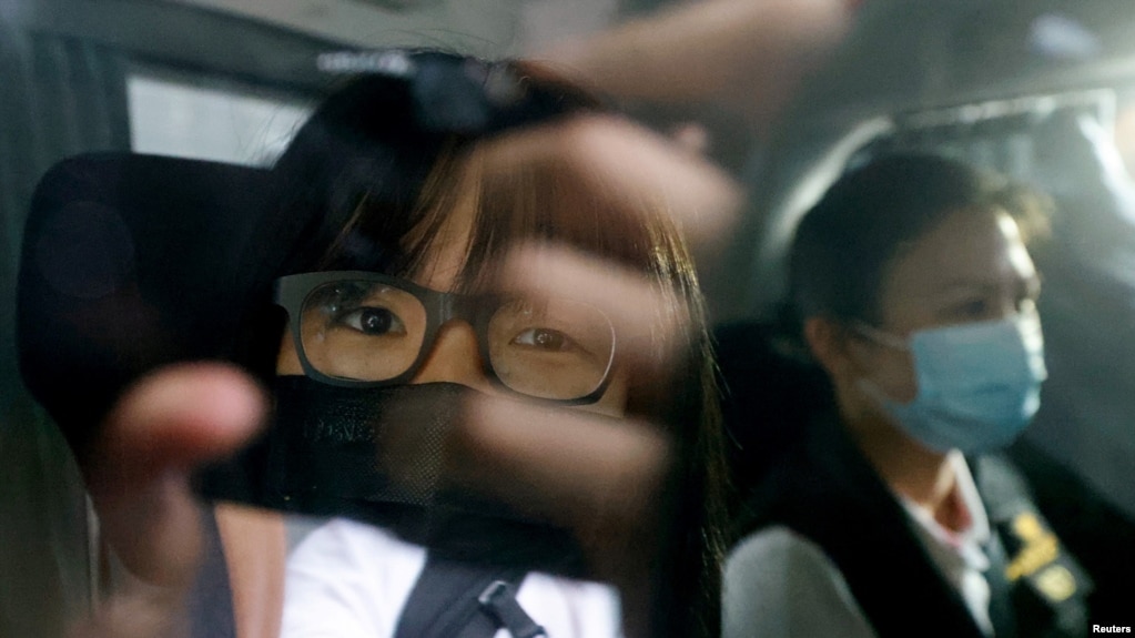 香港支联会副主席邹幸彤2021年9月8日在警方的押送下乘车离开（路透社）(photo:VOA)