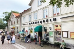 Suasana di sekitar toko buku di kota kecil pantai timur Trosa, Swedia 11 Agustus 2021. (REUTERS/Anna Ringstrom)