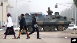 Una tanqueta del ejército patrulla una calle en Harare, la capital de Zimbabue, controlada desde este miércoles por los militares.