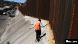 Investigadores inspeccionan la frontera con México. Algunos trabajos de rutina podrían ser recortados debido a los recortes del presupuesto.