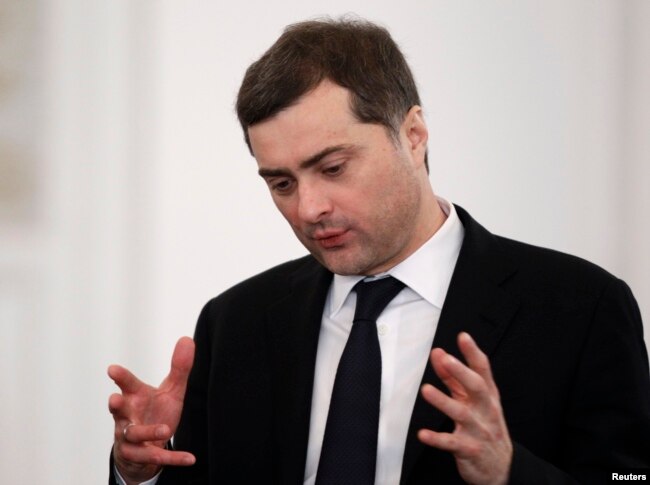 Vladislav Surkov müşavir kimi Putin hakimiyyətinin ən erkən vaxtlarından Rusiya prezidentinə yaxın olub.