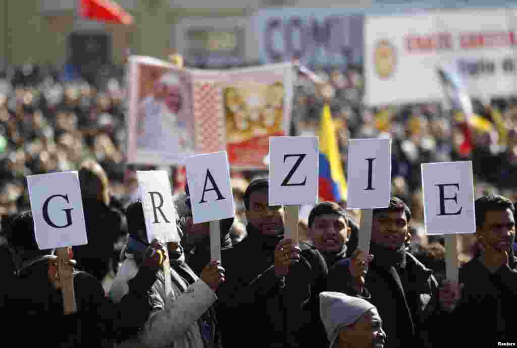 Muitos fiéis seguravam cartazes agradecendo o Papa Bento XVI. Aqui vemos um grupo dizendo "muito obrigado" em italiano. 