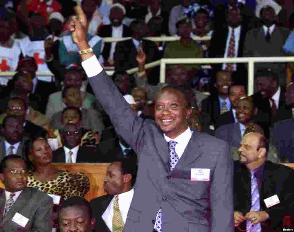 Uhuru Kenyatta akiwapungua mkono wafuasi wake kwenye mkutano wa KANU ulomuidhinisha kuwa mgombea kiti wa chama 2002