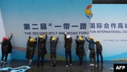 在第二屆一帶一路國際合作高峰論壇閉幕後，中國工人拆掉宣傳板。 （2019年4月27日）