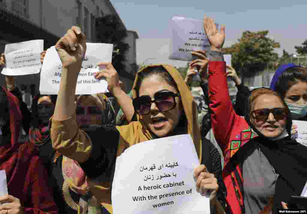 زنان با تظاهرات و تجمع خواهان حق اشتراک سیاسی و اجتماعی شان در افغانستان شدند.