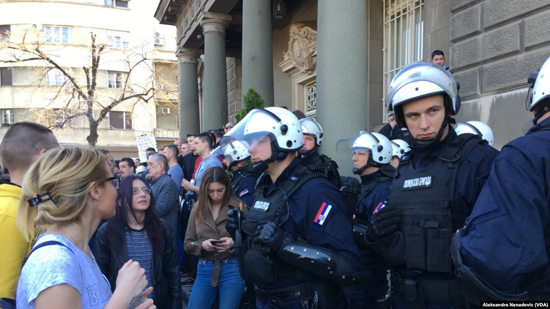 Pirpadnici policijske brigade ispred zgrade Predsedništva Srbije, Foto: VOA