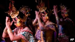 Sinh viên nghệ thuật Thái Lan trình diễn điệu nhảy truyền thống "Khon" tại Bangkok, Thái Lan, ngày 22 tháng 3 năm 2016.