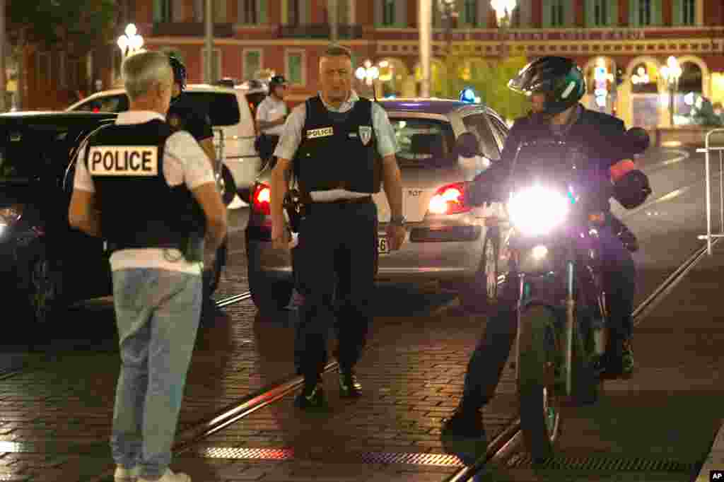 Des policiers isolent la zone où a eu lieu l&#39;attaque. Un camion a foncé sur la une foule rassemblée pour regarder les feux d&#39;artifice à l&rsquo;occasion du 14 juillet dans la ville de Nice.