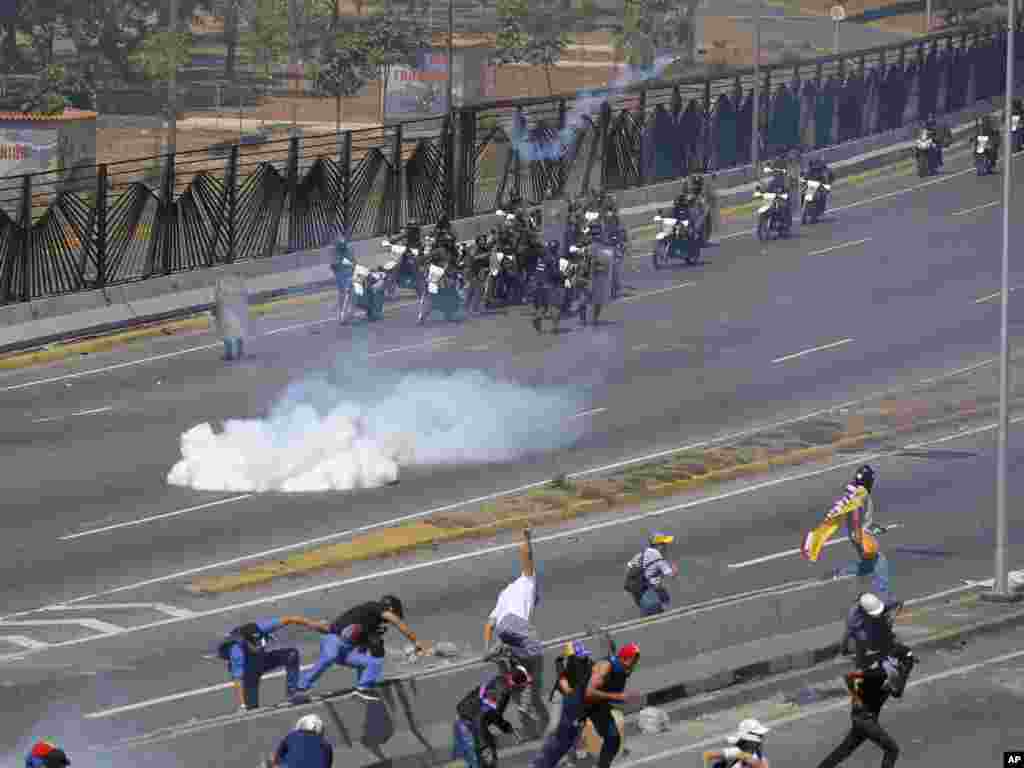 تصاویر ویدئویی نشان می دهد یک زره پوش نظامیان مادورو از روی مردم حامی گوایدو رد شده است.&nbsp;
