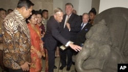 Dalam foto tertanggal 18-8-2005 ini Presiden Yudhoyono dan Ketua Jaringan Museum Asia-Eropa, Stevem Engelsman, mengamati Patung Ganesha di Museum Nasional Jakarta. Empat artefak emas di museum itu dilaporkan hilang pada 11-9-2013.