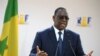 Le président sénégalais Macky Sall fait un geste en s'adressant à la réunion d'été de l'association patronale MEDEF au complexe hippique de Longchamp, à Paris le 27 août 2020.