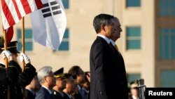 지난달 31일 미국 워싱턴 국방부 청사에서 열린 제50차 미-한 안보협의회의(SCM)에서 짐 매티스 미국 국방장관과 정경두 한국 국방장관이 나란히 서 있다.
