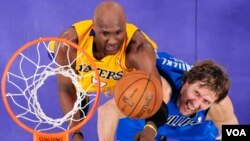 Pemain LA Lakers Lamar Odom, kiri, dan Dirk Nowitzki dari Dallas Mavericks memperebutkan bola di game 1 seri playoff NBA hari Senin (2/5). Mavericks sementara unggul 2-0 atas Lakers.