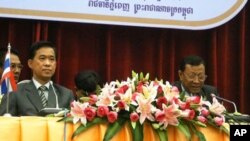 Worapong Sanganetra, left, head of Thailand’s side of the working group, sit along with Neang Phat, right, a military general and chairman for Cambodia. 