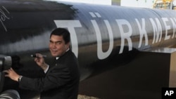 Turkmen President Gurbanguly Berdymukhamedov signs the East-West gas pipeline in Shatlyk, Turkmenistan. (File)