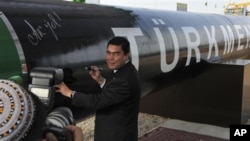 Turkmen President Gurbanguly Berdymukhamedov signs the East-West gas pipeline at a gas-compressor station in Shatlyk, Turkmenistan, in this file photo. Turkmenistan launched work last year on a new gas pipeline that will connect the hydrocarbon-rich Centr