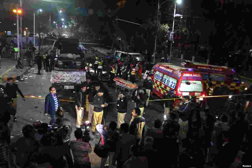 پاکستان کے صوبہ پنجاب کے دارالحکومت لاہور میں مال روڈ پر پیر کی شام ایک دھماکے میں دو سینیئر پولیس افسران سمیت 13 افراد ہلاک اور درجنوں زخمی ہوئے۔