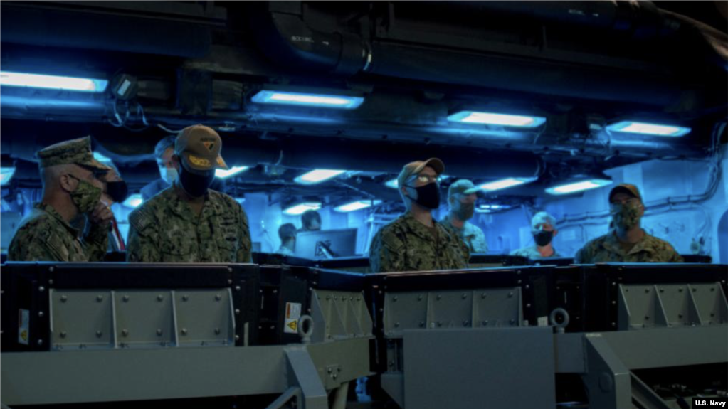 美国海军人员遥控操作无人驾驶装备（美国太平洋舰队照片）(photo:VOA)