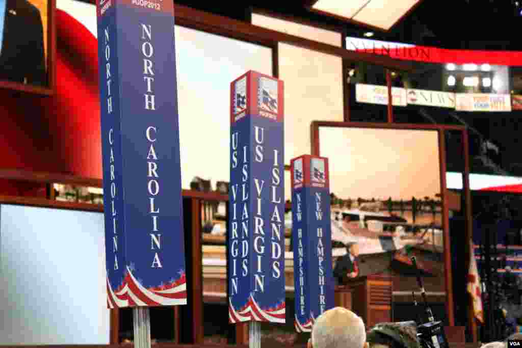 Signs for different states' delegations on the floor of the RNC. (B. Allen/VOA)