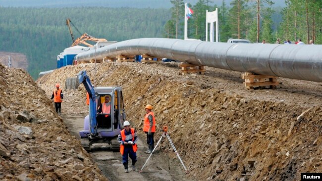 资料照：俄罗斯在西伯利亚东部通往亚洲的第一条石油管道。(2007年7月12日)