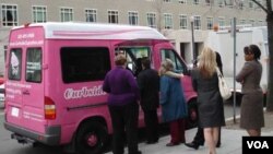 Karyawan lembaga-lembaga pemerintah di Washington DC sedang mengantri untuk membeli cupcake keliling, Curbside Cupcake. Truk 'manis' ini merupakan ide dua teman, Kristi Cunningham dan Sam Whitfield.