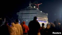 Nhiều người đứng xem chiếc du thuyền Carnival Triumph được kéo vào bến Mobile, Alabama, 14/2/13