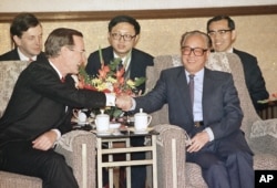 1989年2月26日，美国总统乔治·H·W·布什和中共总书记兼国务院总理赵紫阳在北京人民大会堂举行会谈时握手。