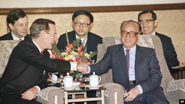 1989年2月26日，美国总统乔治·布什和中国总理兼中共总书记赵紫阳在北京人民大会堂举行会谈时握手。