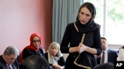 La première ministre Jacinda Ardern s’adresse aux représentants de la communauté musulmane, le samedi 16 mars 2019 au Canterbury Refugee Centre à Christchurch, en Nouvelle-Zélande, un jour après le massacre de deux mosquées à la ville. (Bureau du Premier ministre de Nouvelle-Zéla