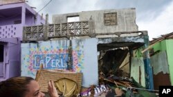 Yashira Gomez, prezidan kominote manm La Perla community a kap montre dega siklòn Maria fè nan San Juan, Pòtoriko 25 septanm, 2017. 