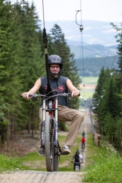 Pengendara sepeda gunung naik sepeda di area Wexl Trails, St. Corona am Wechsel, Lower Austria, 23 Juli 2021.