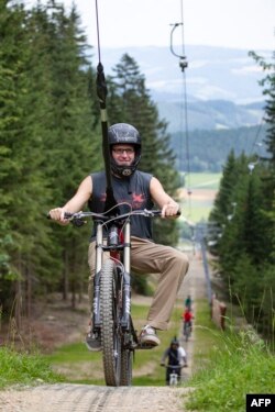 Pengendara sepeda gunung naik sepeda di area Wexl Trails, St. Corona am Wechsel, Lower Austria, 23 Juli 2021.