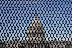 资料照片：透过安全围栏看到的国会大厦。(2021年1月13日)