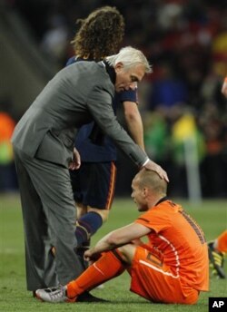 Le coach néerlandais Bert van Marwijk consolant le joueur néerlandais Wesley Sneijder
