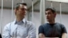 Trong khi ông Alexei Navalny (trái), một người nổi tiếng chỉ trích Tổng thống Putin được hưởng án treo, thì người anh em là Oleg Navalny phải thọ án 3 năm rưỡi tù.