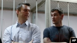 Alexei Navalny, à esquerda com o irmão Oleg