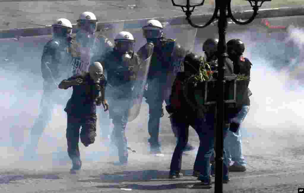 26일 아테네에서 시위대를 검거하는 진압경찰.