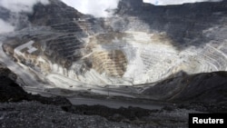 Truk beroperasi di tambang terbuka kompleks tambang tembaga dan emas Grasberg milik PT Freeport dekat Timika, di wilayah timur Papua, pada 19 September 2015. (Foto: Antara/Muhammad Adimaja via Reuters)
