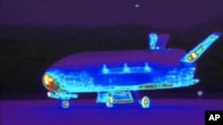 Hình ảnh hồng ngoại của máy bay vũ trụ không người lái X-37B khi đáp xuống căn cứ không quân Vandenberg, California, 16/6/2012.