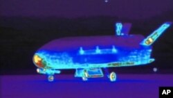 Imagen infrarrojo tomada de un video proporcionado por la Base Aérea de Vandenberg que muestra el X-37B, una nave espacial secreta.