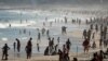 Baigneurs sur la plage d'Ipanema pendant la pandémie de COVID-19, à Rio de Janeiro, Brésil, 21 juin 2020. (REUTERS/Ricardo Moraes)