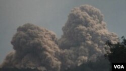 ພູ​ໄຟ​ Sinabung ​ໄດ້​ລະເບີດ​ຂື້ນ ​ໃນ​ວັນ​ຈັນ​ມື້​ນີ້ ທີ່ ພາກໃຕ້ຂອງ ເກາະ Sumatra ອິນໂດເນເຊຍ 