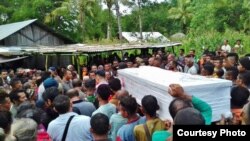 Prosesi pemakaman jenazah Adelina Sau, TKI asal provinsi NTT yang meninggal di Malaysia, pada bulan Februari tahun 2018. (Foto: courtesy)
